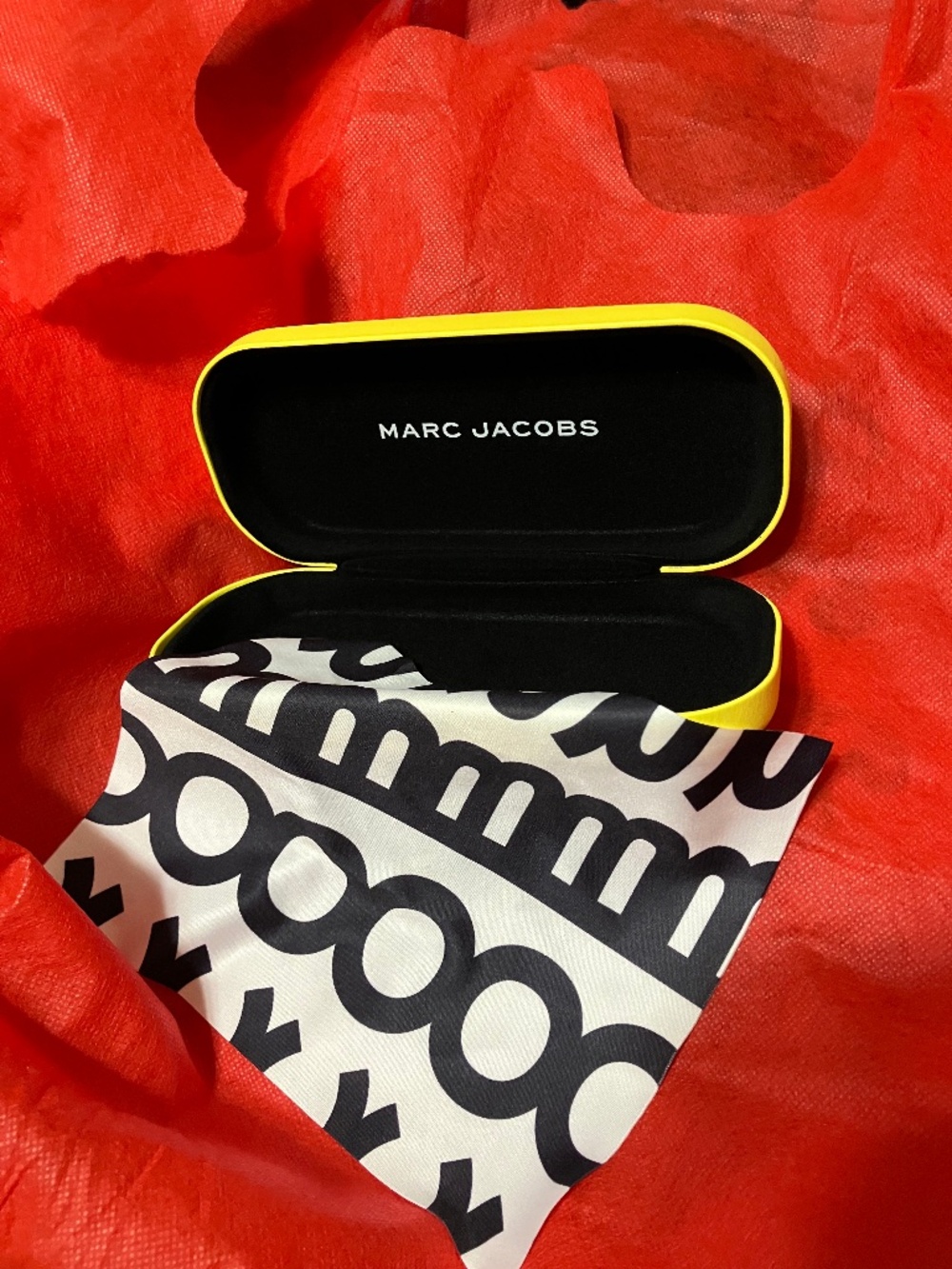MARC JACOBS EYEGLASS CASE WITH SIGNATURE CLEANING CLOTH, VIBRANT YELLOW